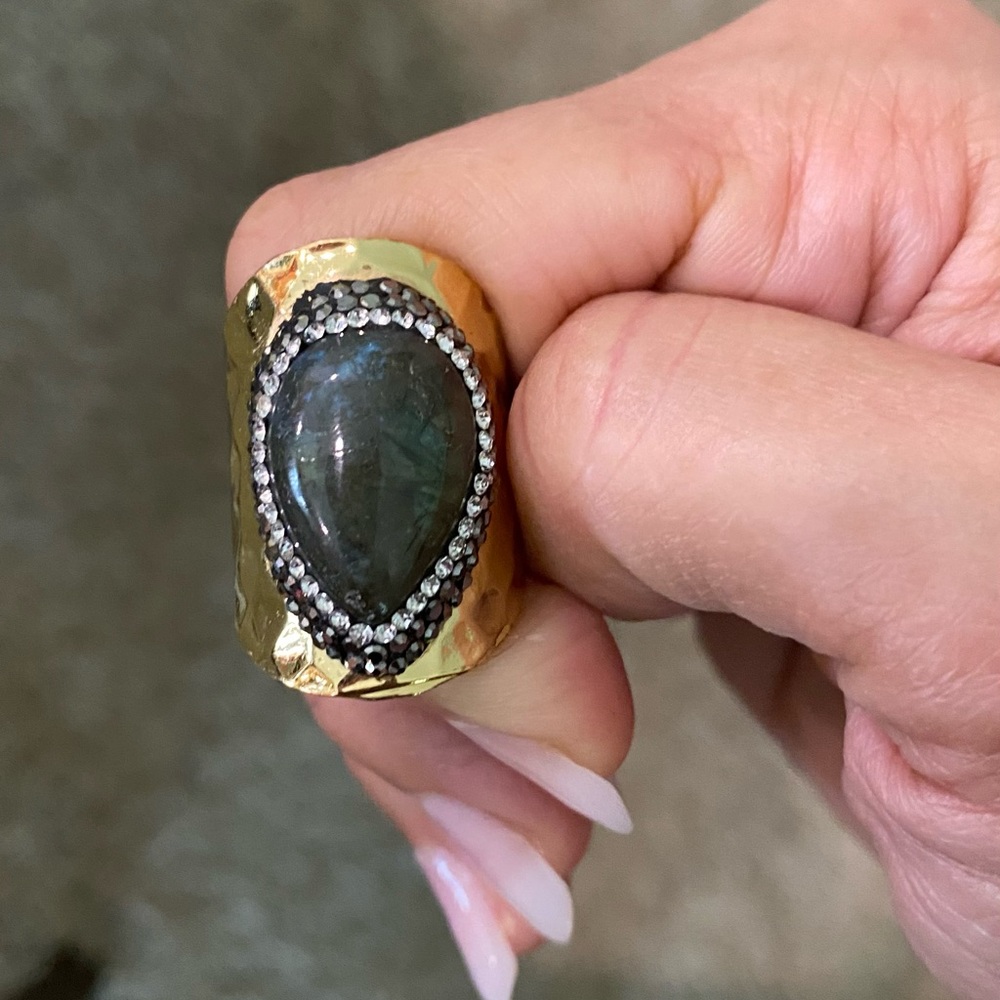Gorgeous stone ring with hammered band size 8